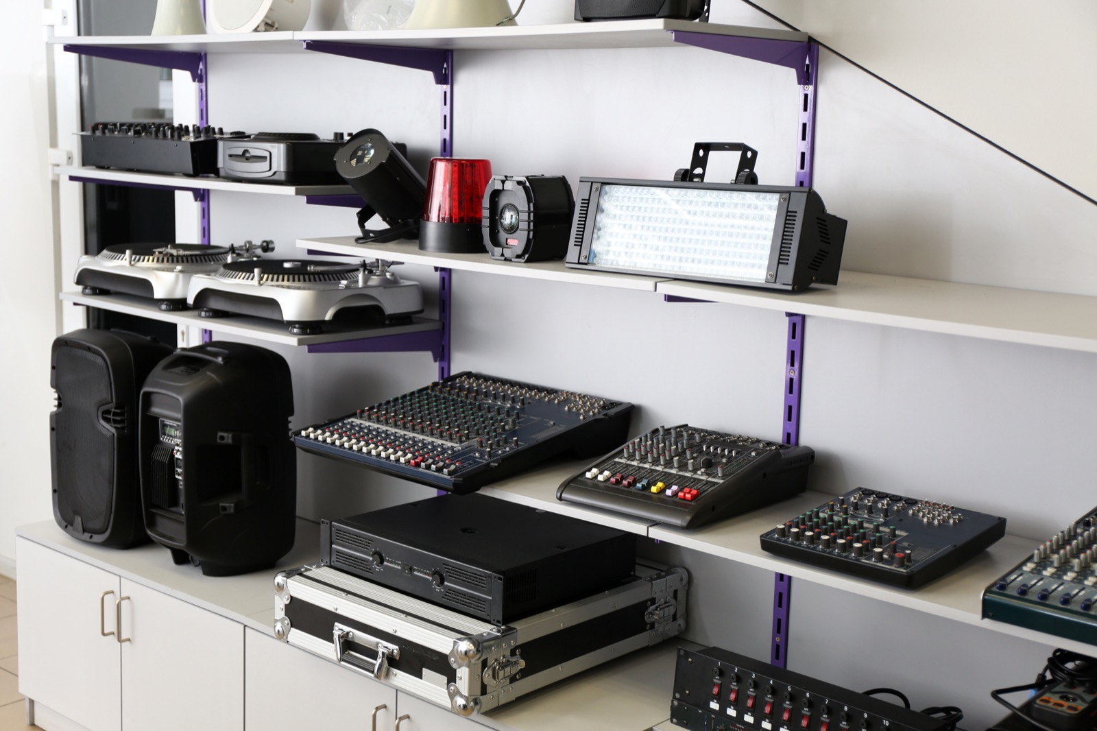 Echipamente audio profesionale — mixere, boxe și rack-uri pentru achiziții