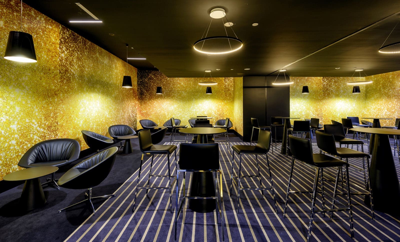 Interior modern de cafenea — spațiu comercial potrivit pentru audio pe zone