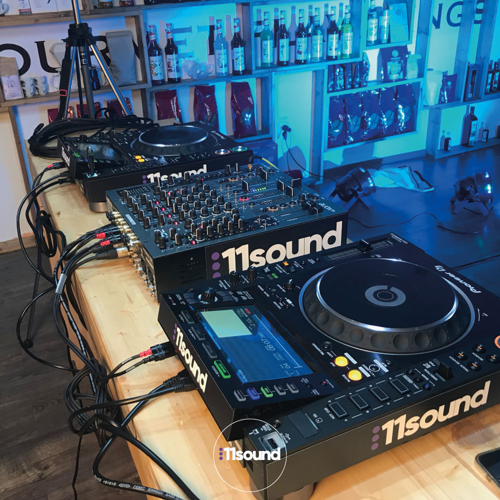 Pupitru DJ cu playere și mixer, cu logo 11sound