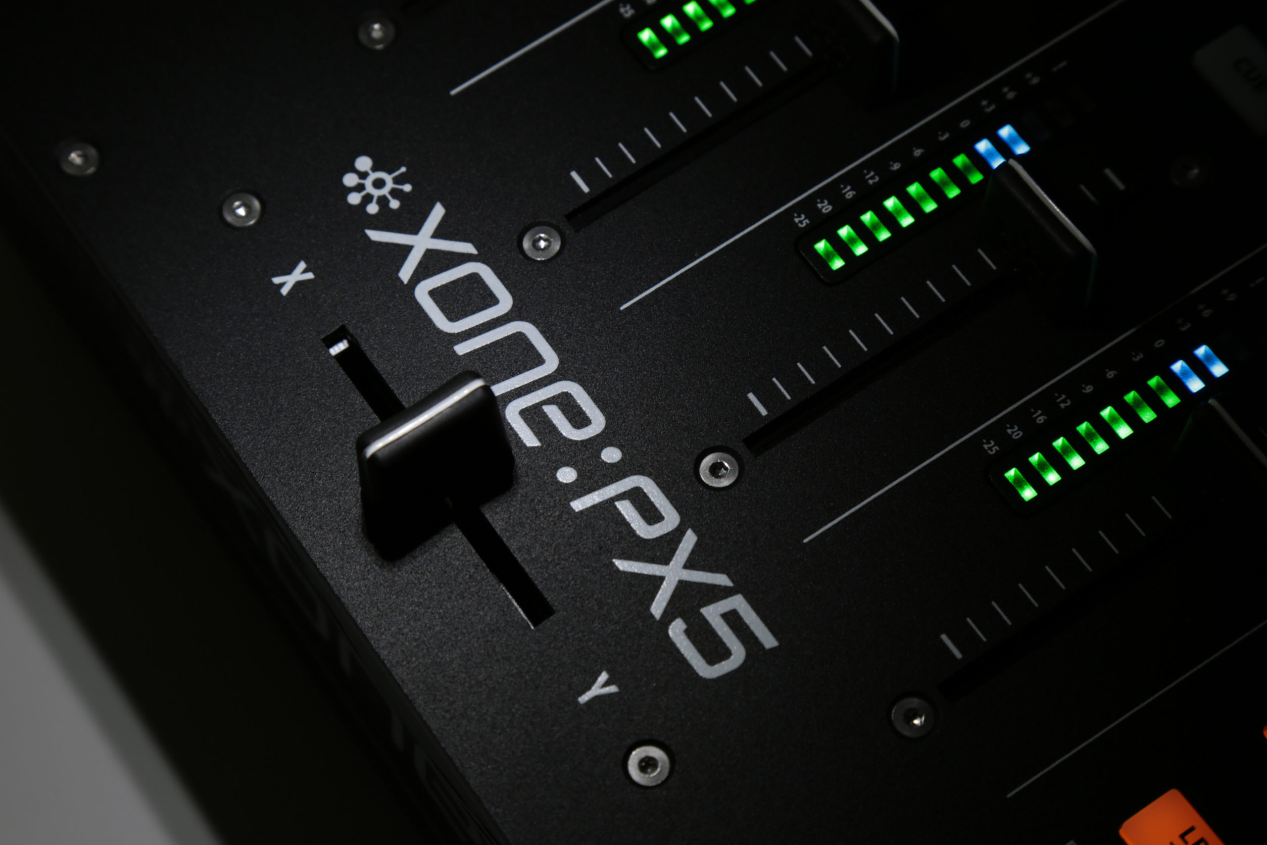 Mixer Allen & Heath Xone PX5 pe fundal întunecat