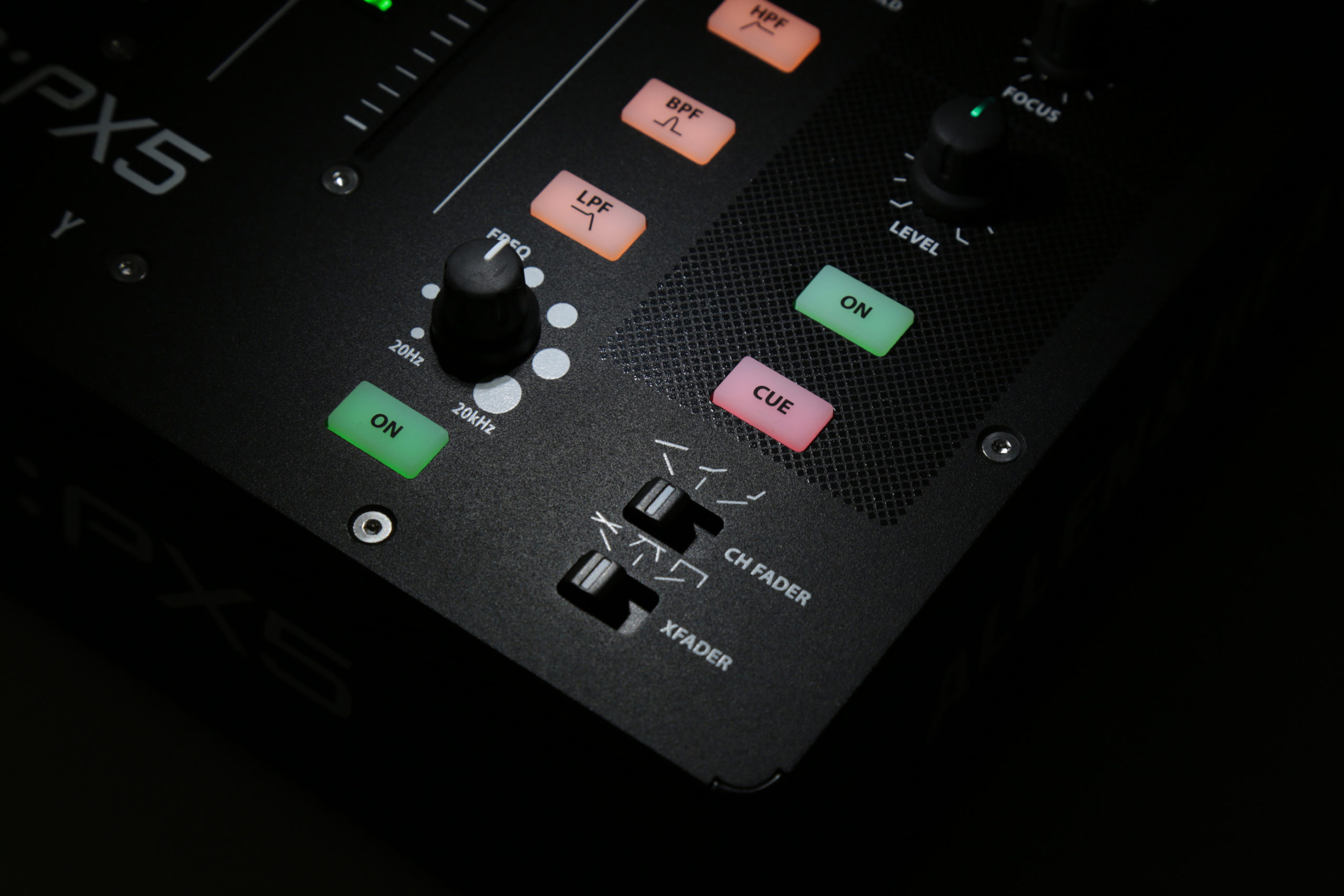 Mixer Allen & Heath Xone PX5 pe fundal întunecat