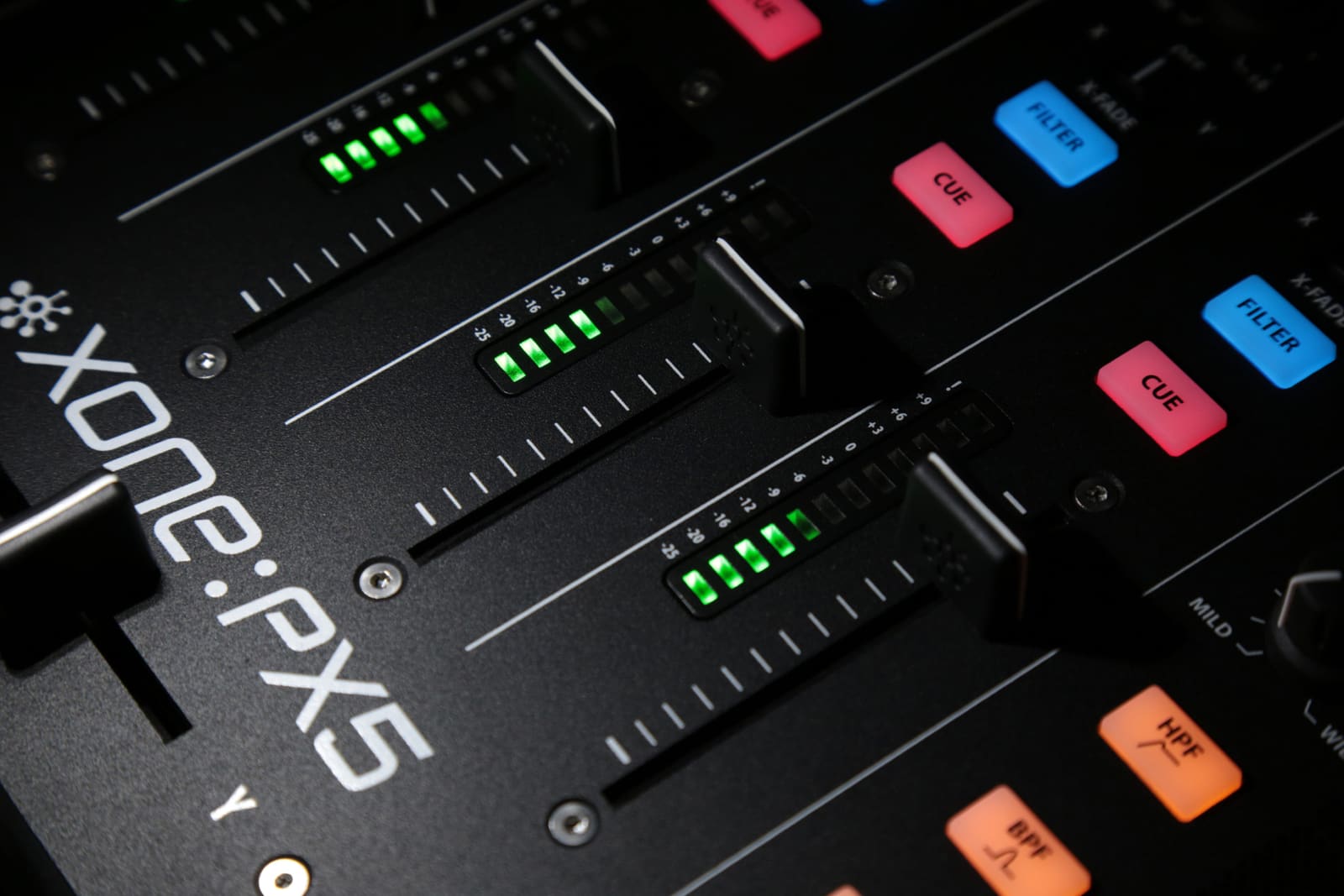 Mixer Allen & Heath Xone PX5 pe fundal întunecat
