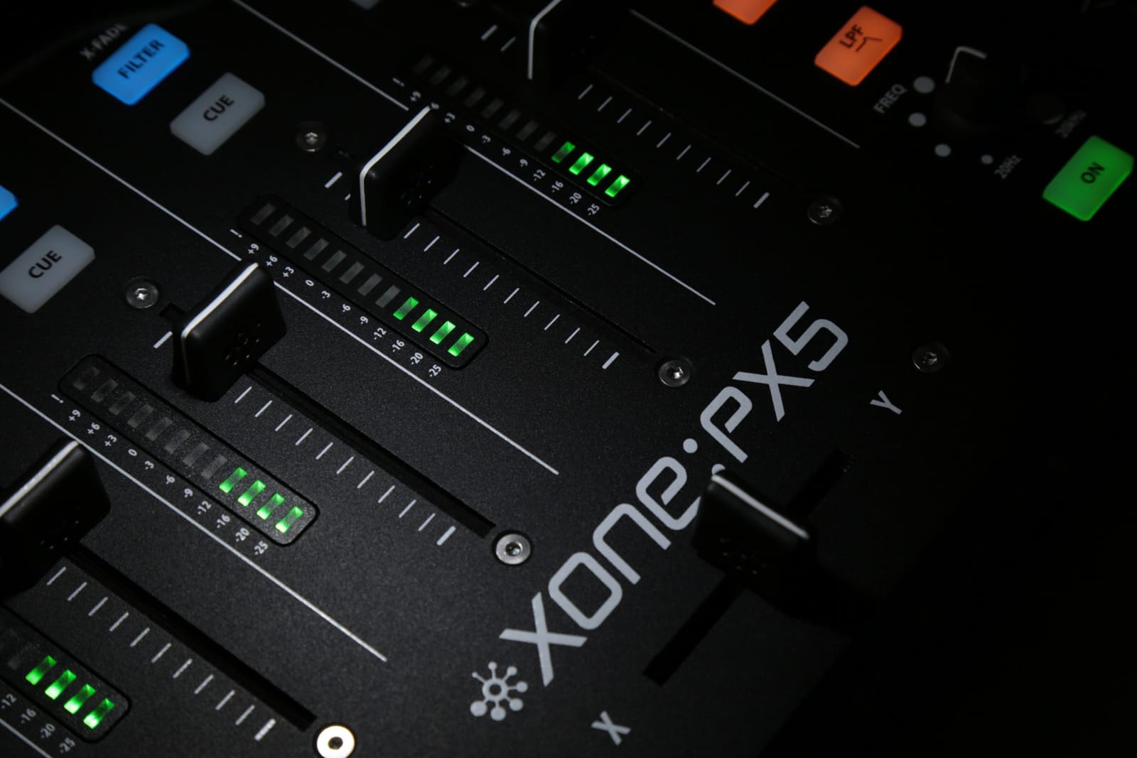 Mixer Allen & Heath Xone PX5 pe fundal întunecat