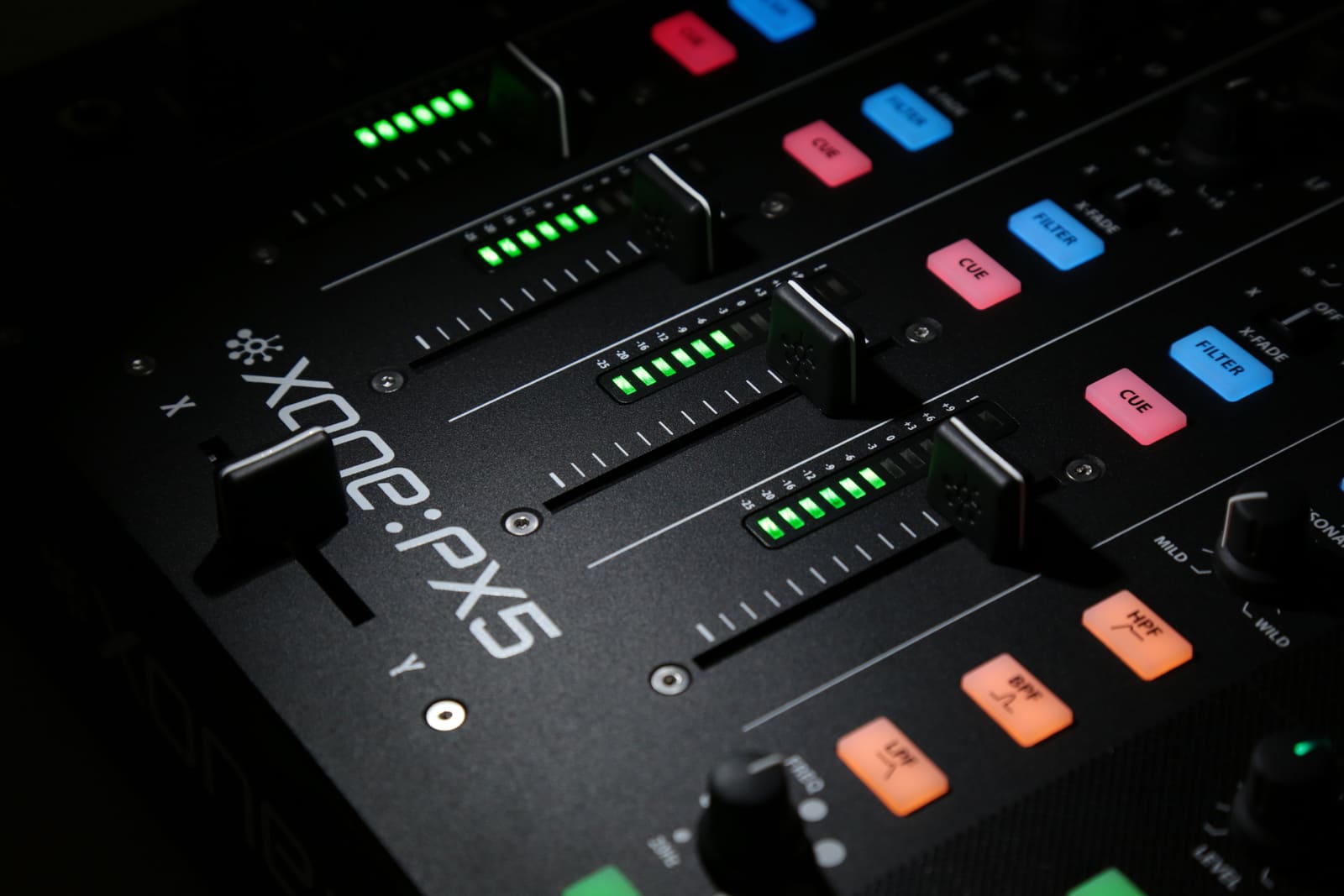 Mixer Allen & Heath Xone PX5 pe fundal întunecat