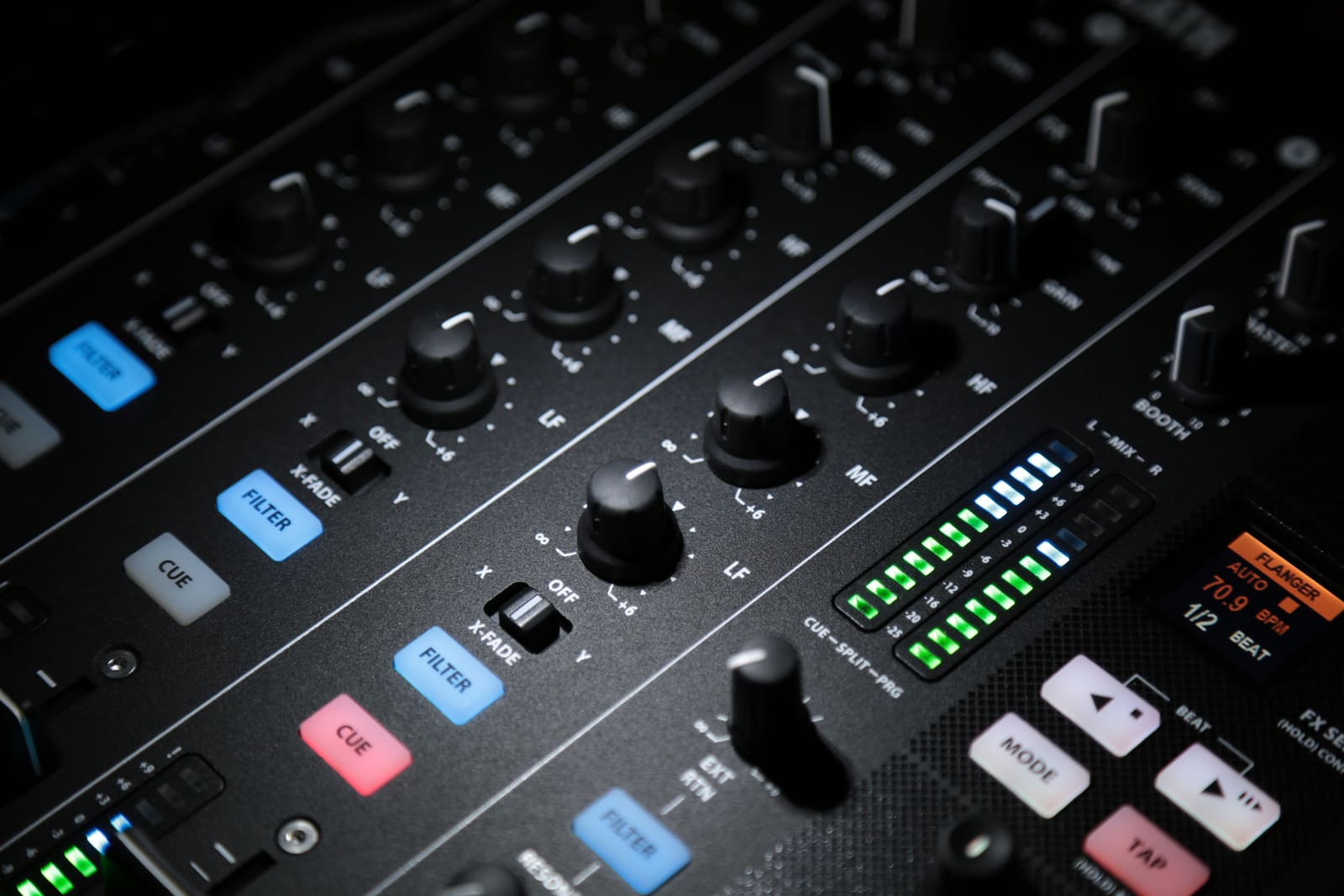Mixer Allen & Heath Xone PX5 pe fundal întunecat