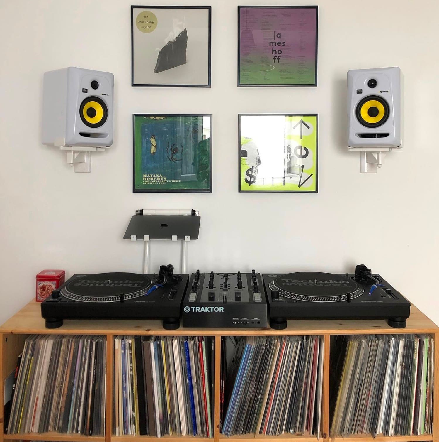 Setup de acasă cu două platane Technics, mixer Traktor și boxe de studio