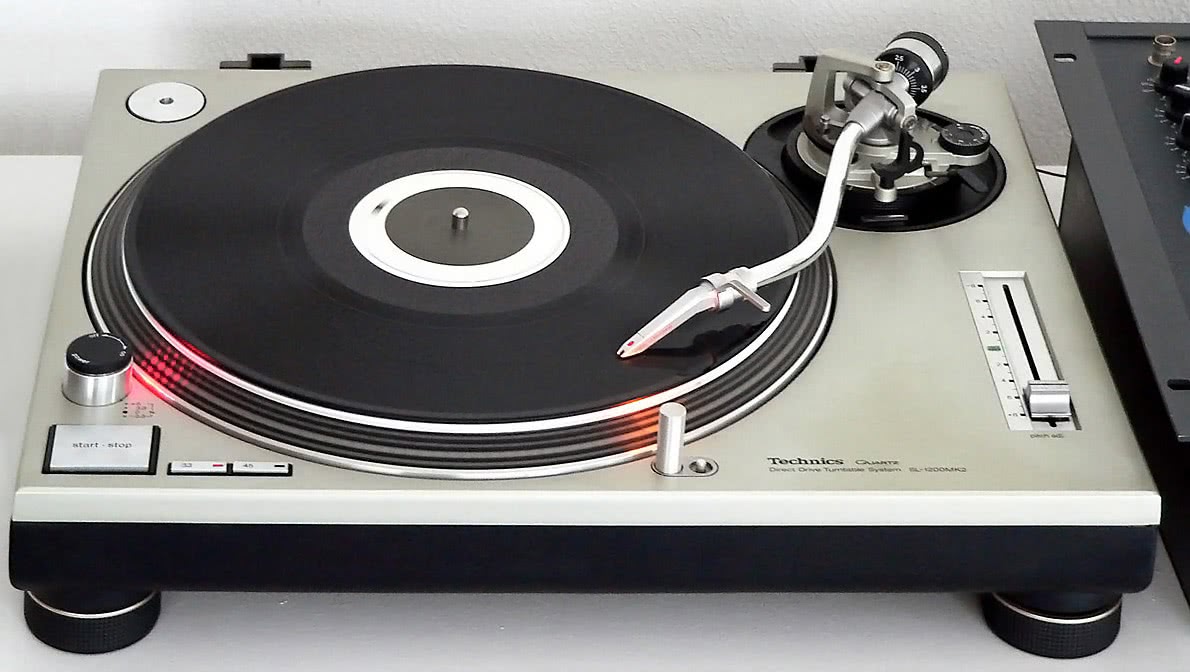 Setup DJ cu platane Technics în uz