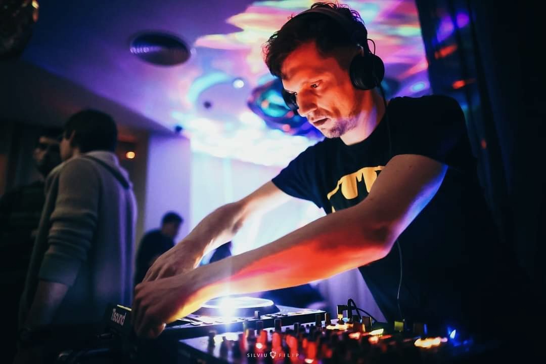 DJ la mixerul 11sound, în timpul unui eveniment