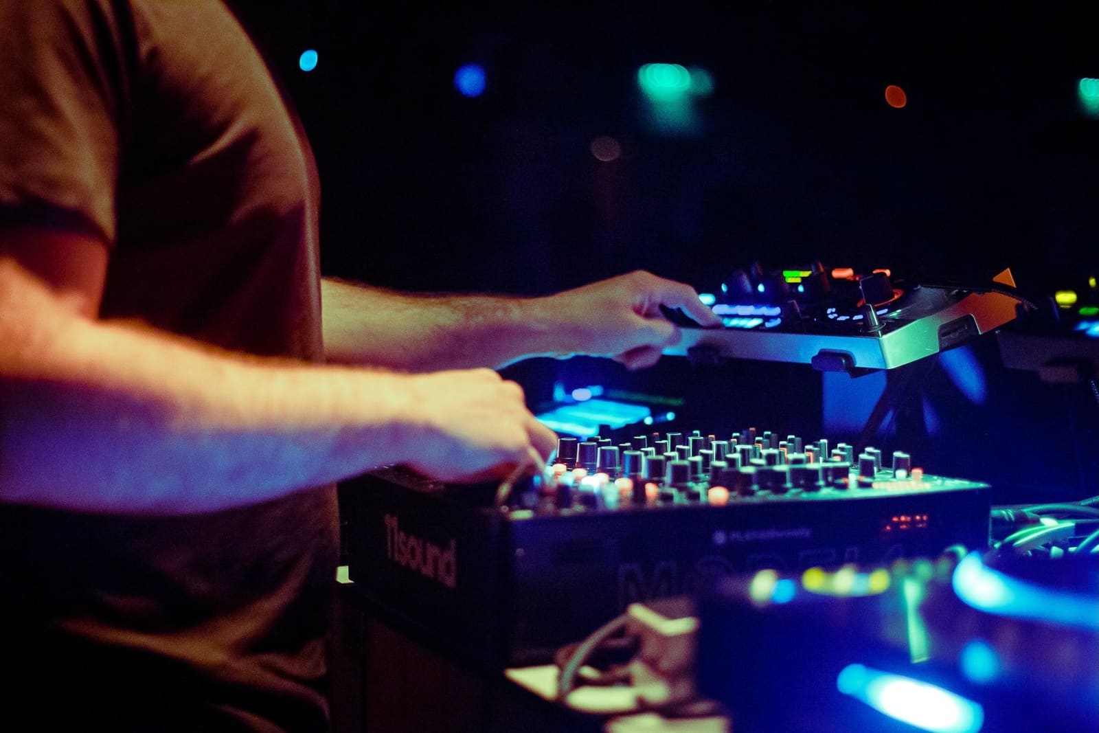 Detaliu mâini pe mixerul 11sound MODEL 1