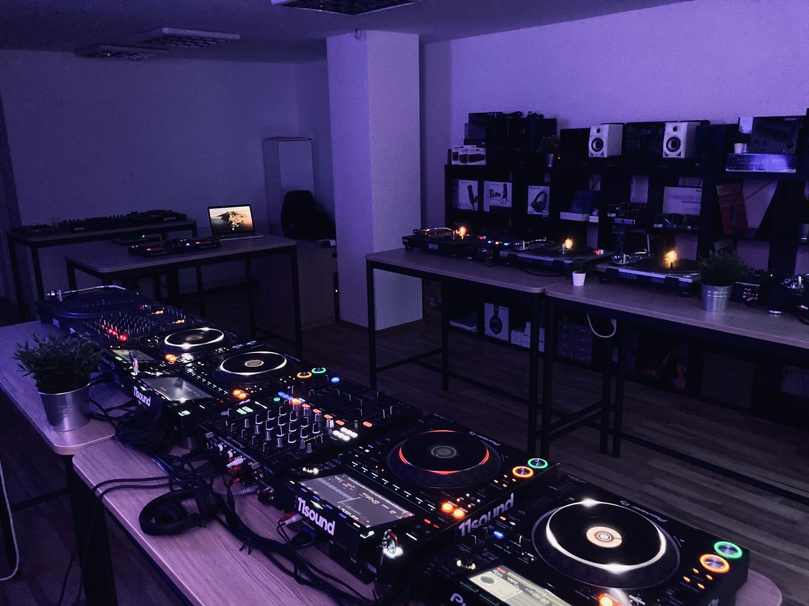Setup DJ profesional la eveniment
