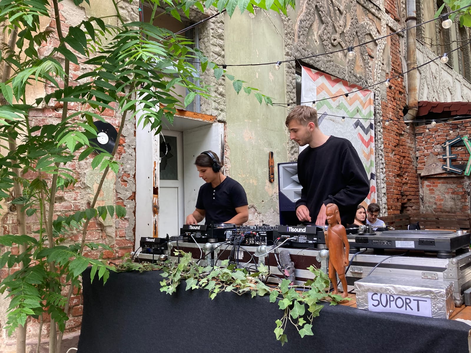 Echipamente DJ în context live