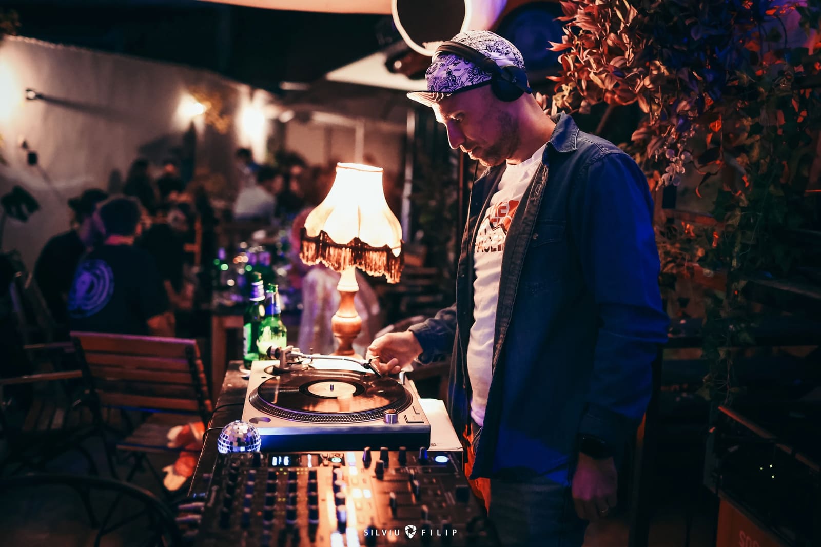 DJ la pick-up într-un eveniment outdoor