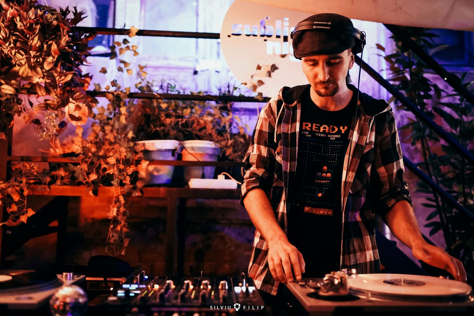 Booth DJ cu pick-up și mixer la eveniment